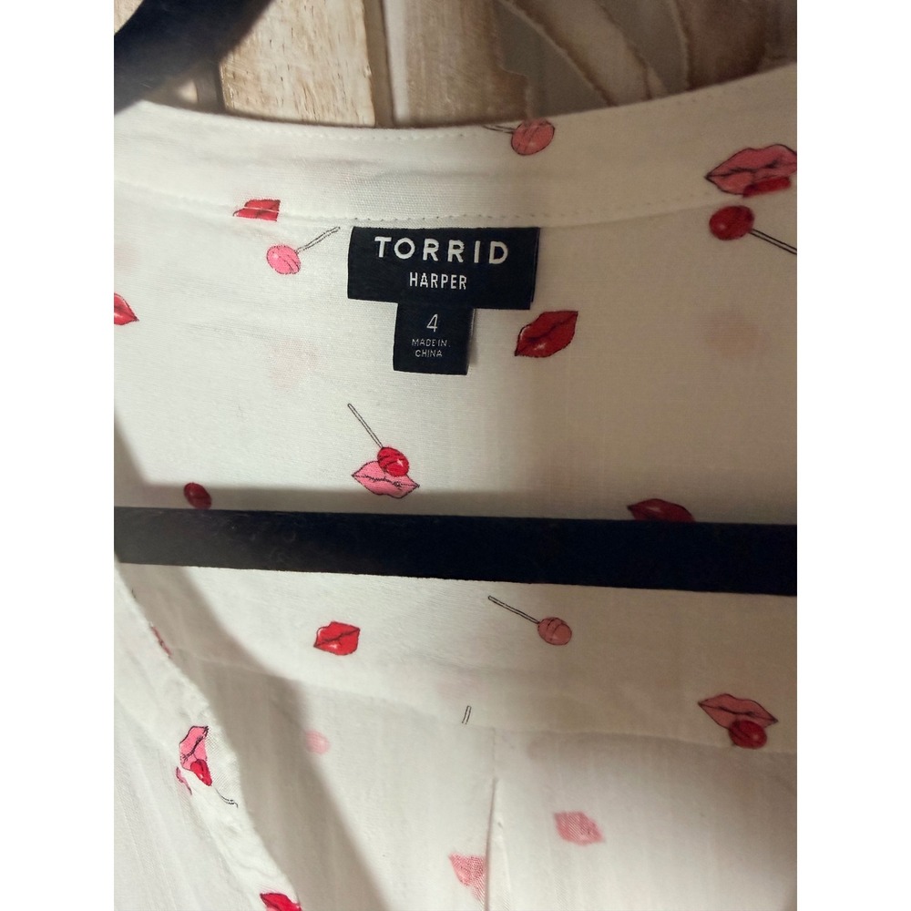 Torrid Harper Blouse Plus Size 4 White Red Lips Lollipops Roll Tab Sleeve Top - Picture 9 of 9